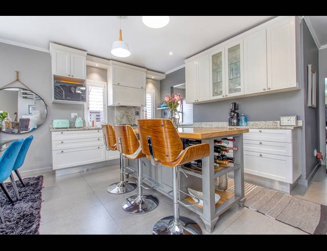 3 BEDROOM TOWNHOUSE FOR SALE IN BRYANSTON